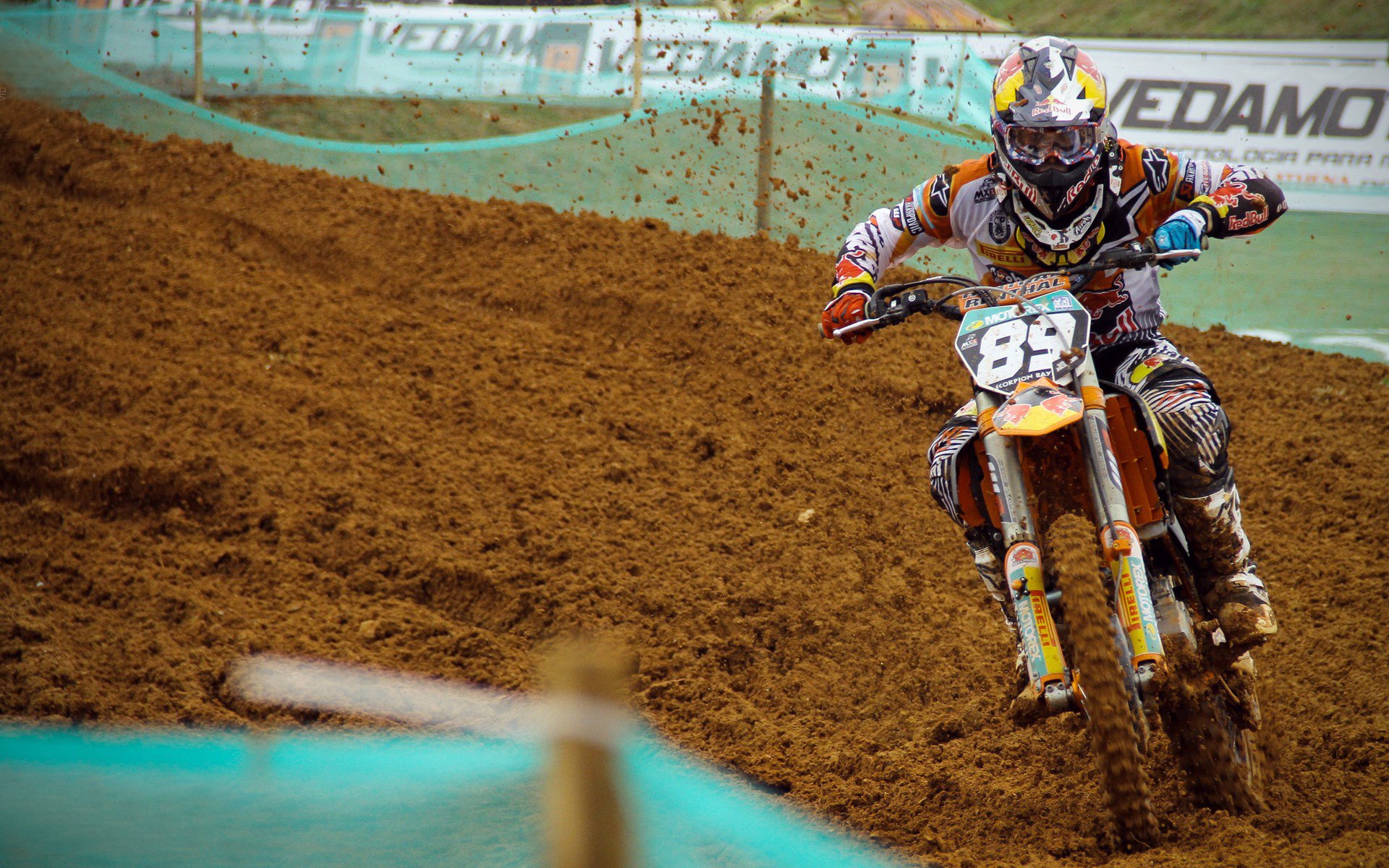 开云·体育官网APP下载-台风过后海边冲浪赛，迎风破浪展英姿，台风即将过去 海面少了波浪